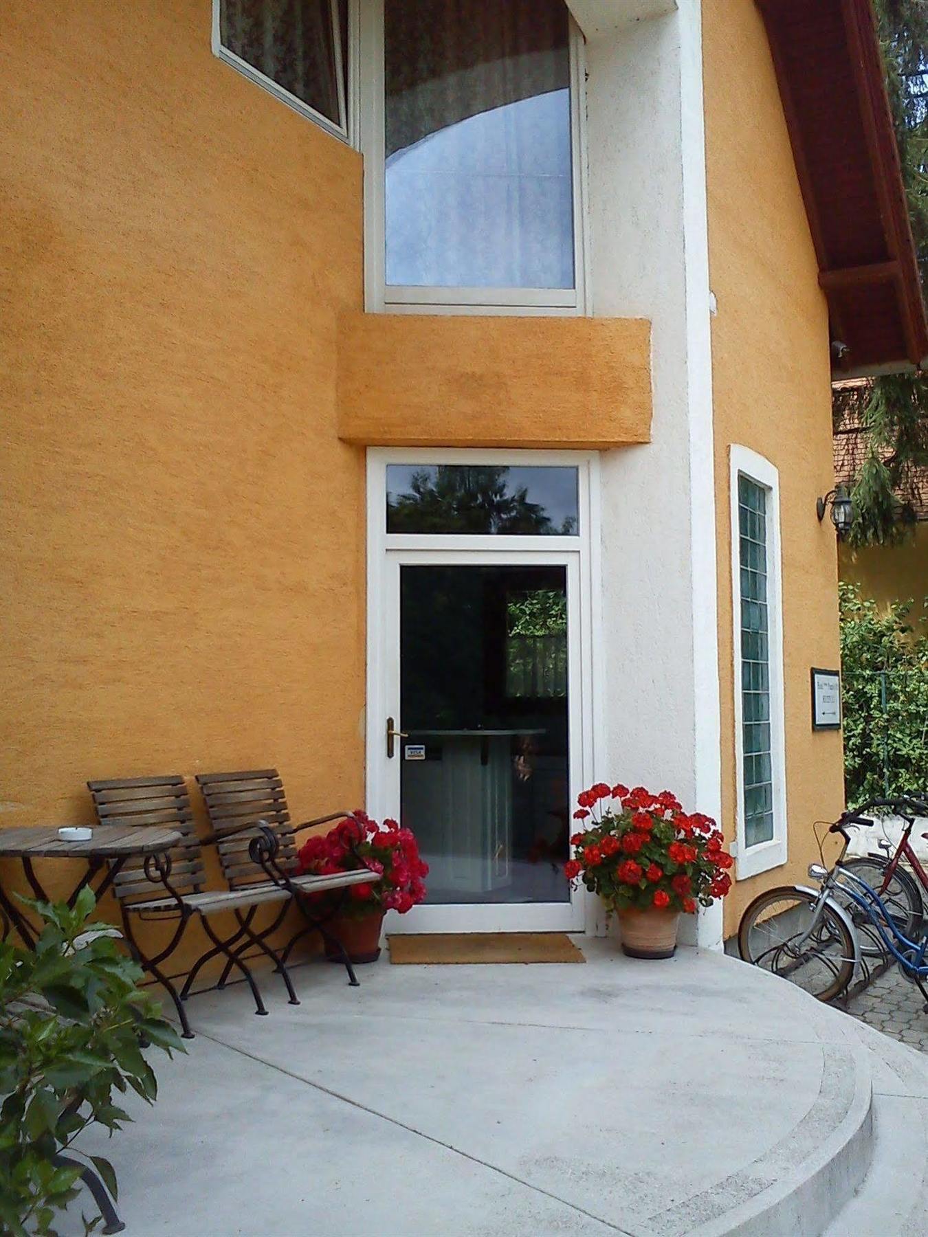 Nr 100 Szentendre Hotel Panzio Szolgaltatasok Exterior foto